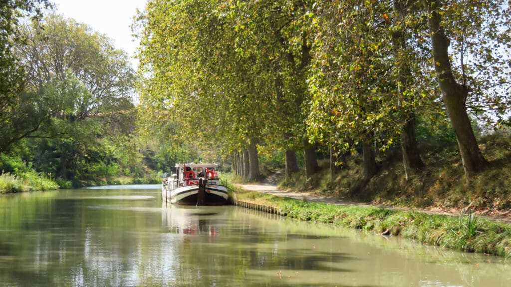 Canal du Midi, péniche amarrée (France)