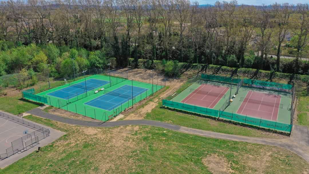 Les courts de tennis le val de cesse camping