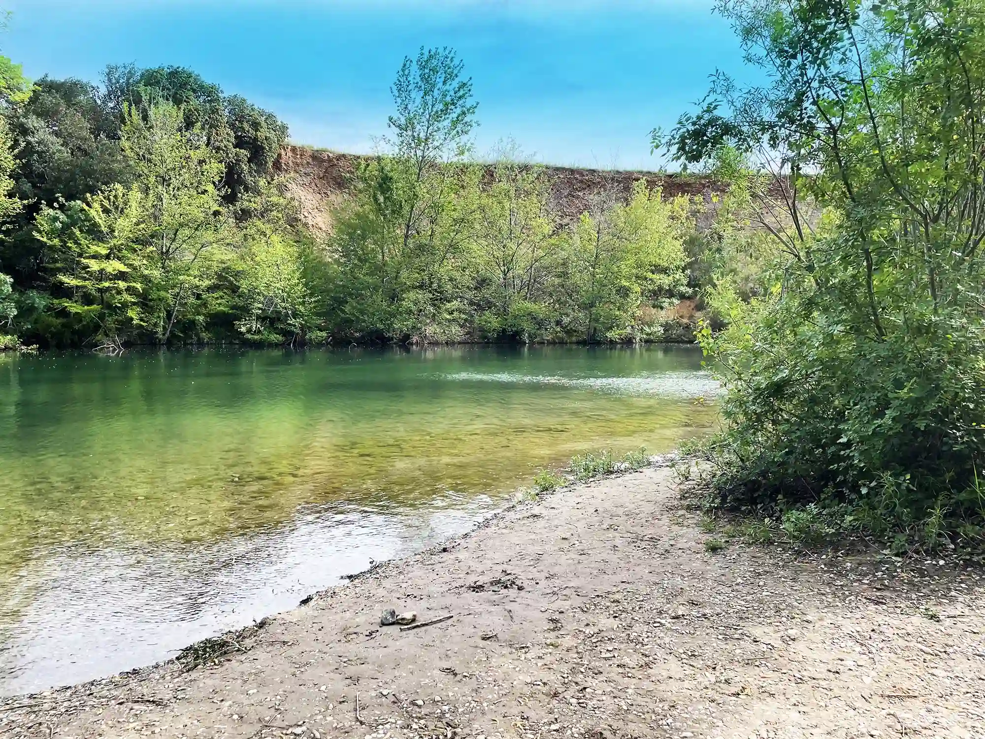 accès direct à la rivière depuis le camping le Val de Cesse
