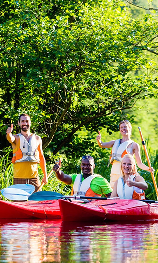 amis en vacances dans camping dansl'Aude entre riviere et vignes