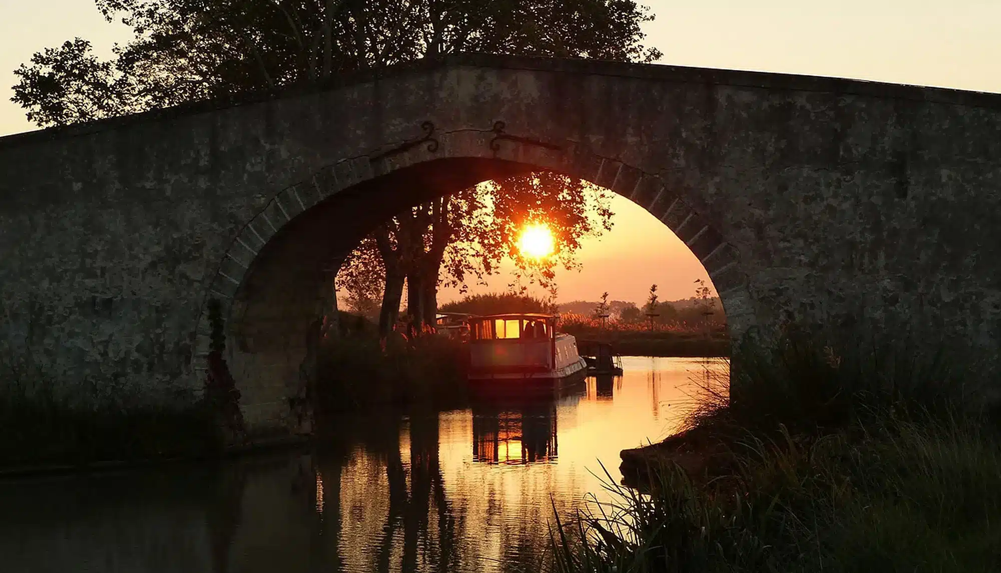 Coucher de soleil le long du Canal du Midi à Mirepeïsset camping proche du canal