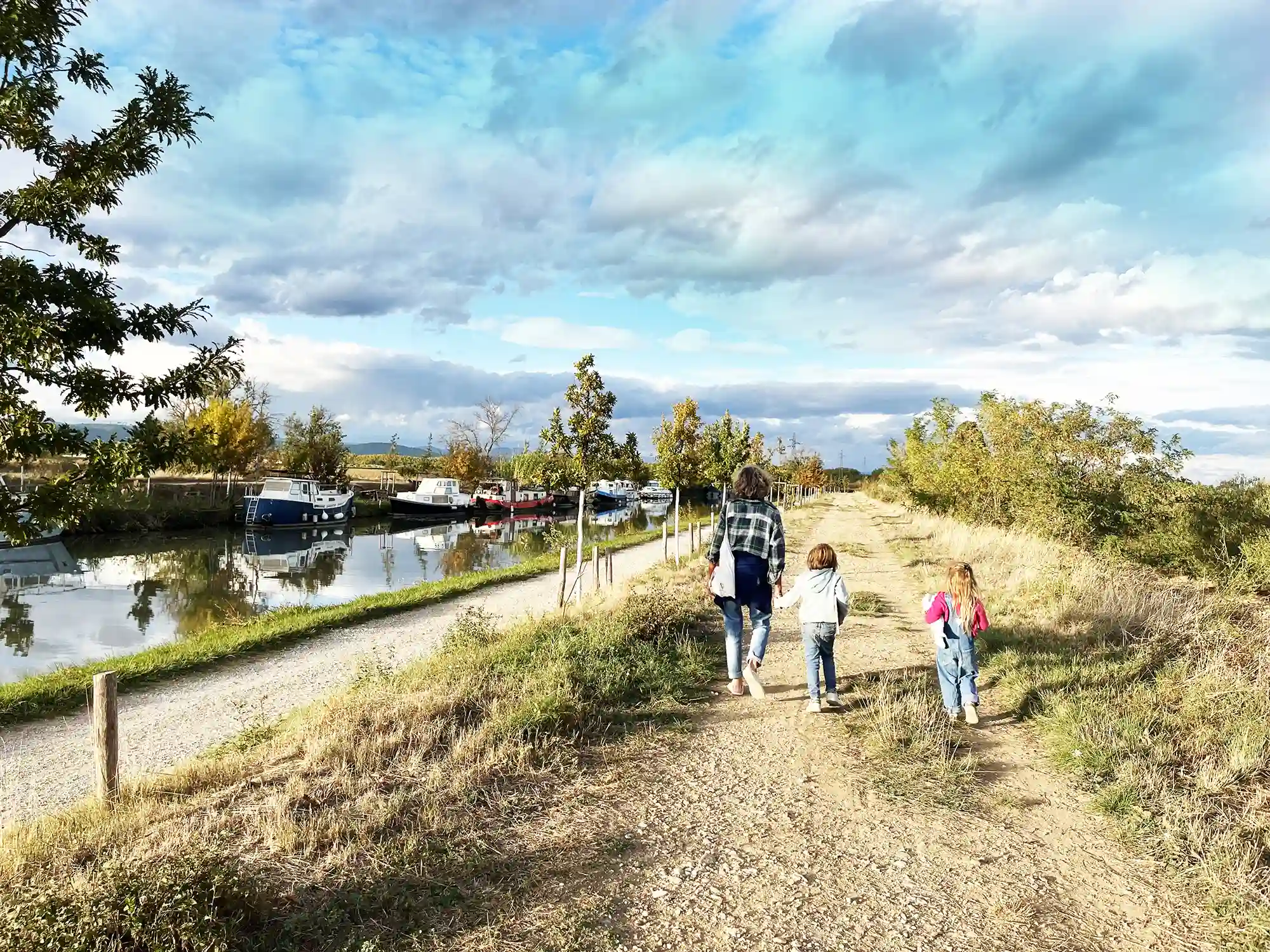 Promenade en famille au bord du Canal du Midi dans l’Aude